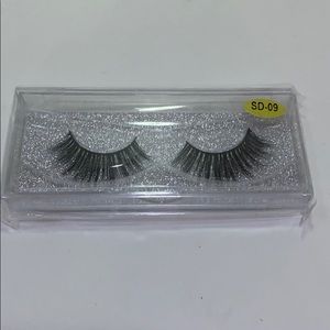 NEW! Mink Eyelashes In Glitter Case!